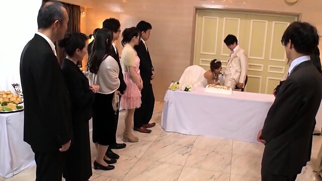 Amigos japoneses luxuriosos desfrutam de sexo selvagem em grupo em um casamento