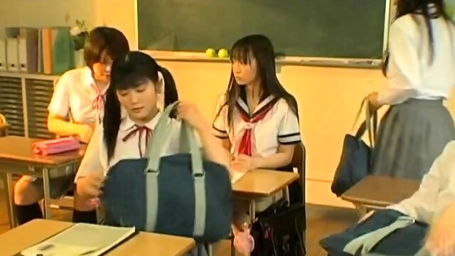 Kinky aasialaiset koulutytöt huolehtivat lesbotarpeistaan