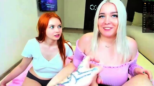 Gum chewing blonde amateur sult gives nice handjob