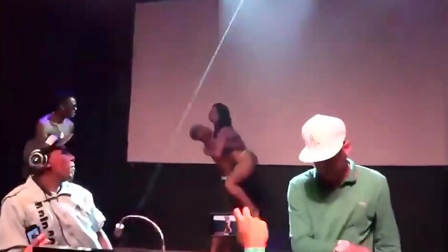 Un tipo le da palmadas sexuales en la vagina a una puta