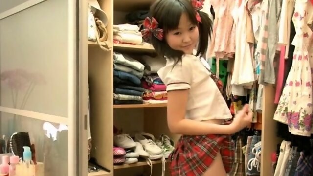 Lascivious idol is showing her juice snatch