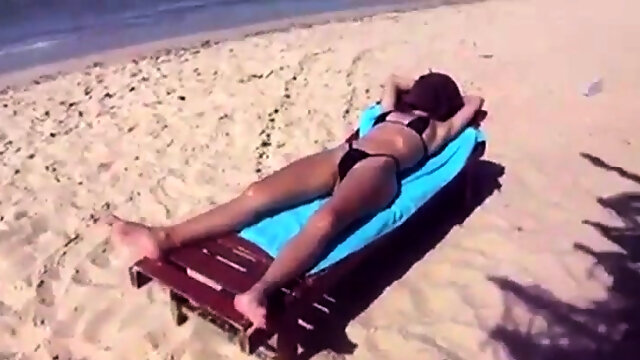 Esposa se exibindo na praia