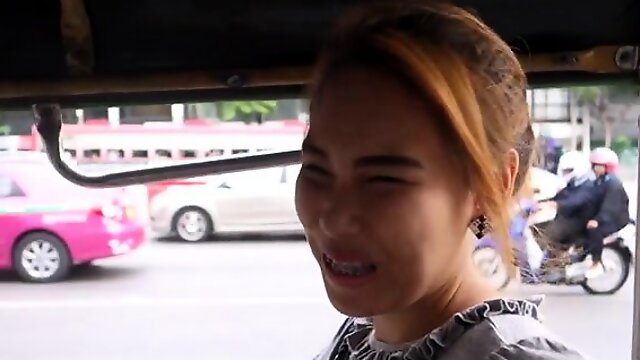 Sex-starved thai hotty gives her lustful cunt to a stranger