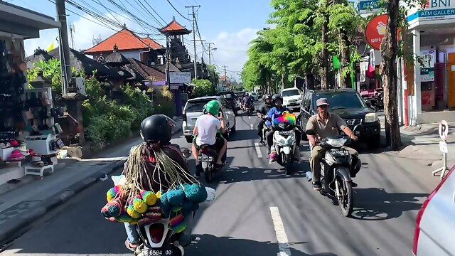 Nainen Pukeissa Mies Alasti