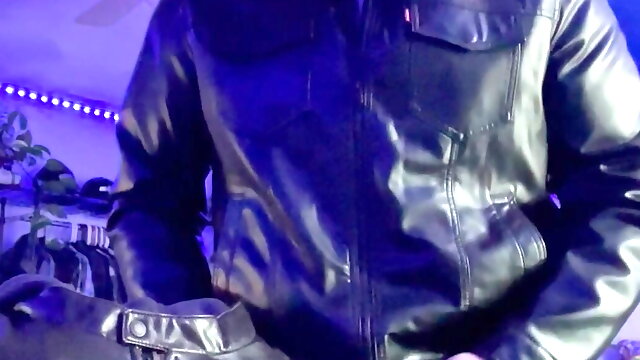 Leather dude fucks his leather jacket and cums