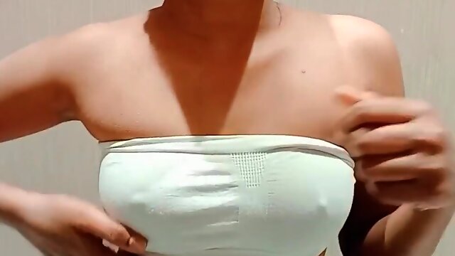 Desi Girl Seductive Nipple Show Video 1