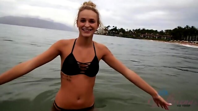 Emma Hix - Emma Looks So Tasty When Look In The Ocean