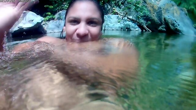 Bajo El Agua: Jugando Con Mi Cono En Lugares Publicos