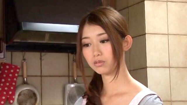 La douce femme de ménage Natsumi Inagawa veut goûter sa délicieuse bite