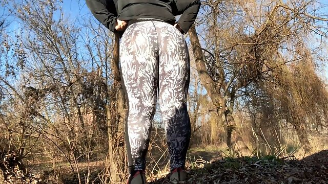 PAWG MILF in tight leggings pissing outdoors doggy style