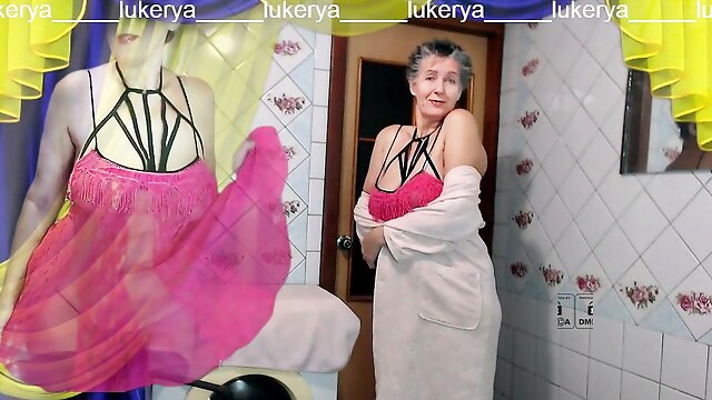 Morning of the newly awakened Lukerya. He takes off his bathrobe in the kitchen and starts a fun flirting on the webcam 