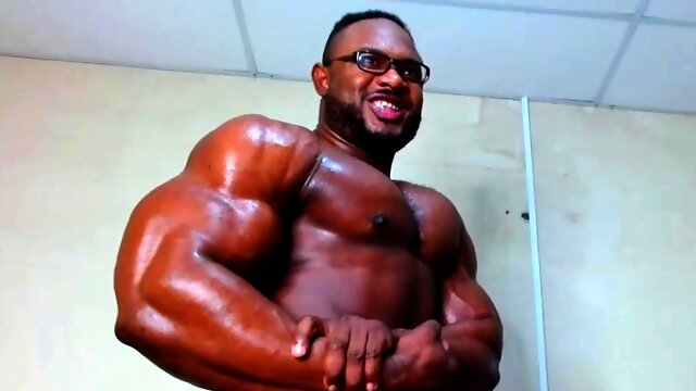 Nude bodybuilder live sex on CruisingcamsCom