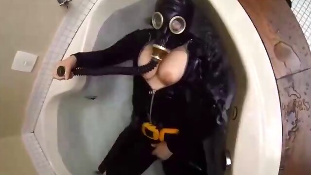 Under water in a gas mask