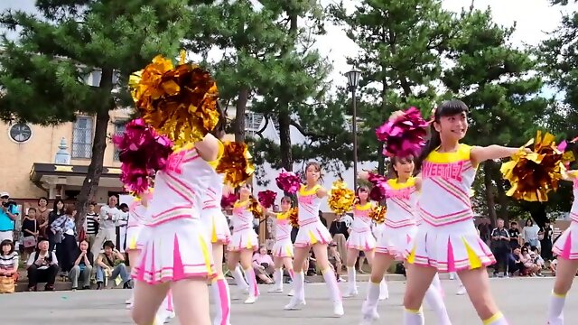 A cheerleader cuter than an idol 2