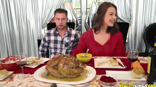 Happy Fucksgiving - Сет Гэмбл занимается подлым сексом на День Благодарения со своей Милой и дрочкой от своей подруги в доме родственников