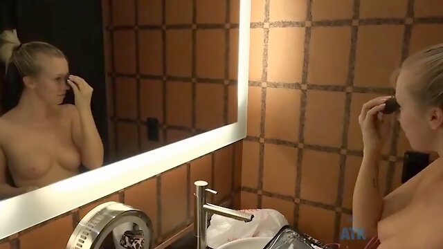 Bailey Brook takes a creampie to get away