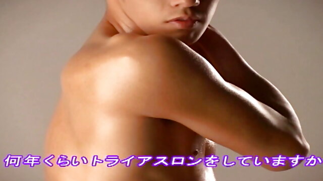 Handsome well built Japanese makes erotic pictures for casting