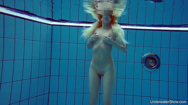 Blond swimming chick Tracy gets naked and shows tricks under the water