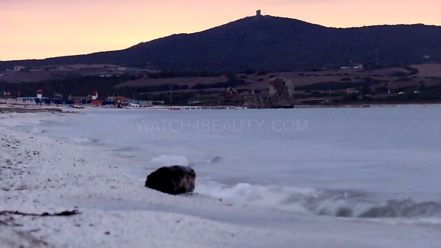 Russian hottie Maria Rya performs her captivating closeup pussy