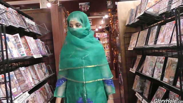 Heta pakistanska bruden Nadia Ali suger stor kuk i glory hole room