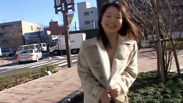 Shameless Japanese slut Mana Iizuka shows her naked body on a street