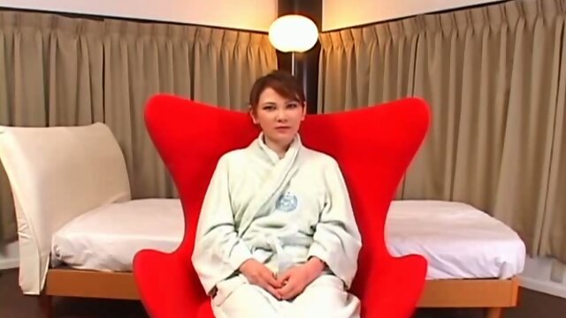 Sextractive Japanese milf Kirei Hayakawa receives a zealous massage
