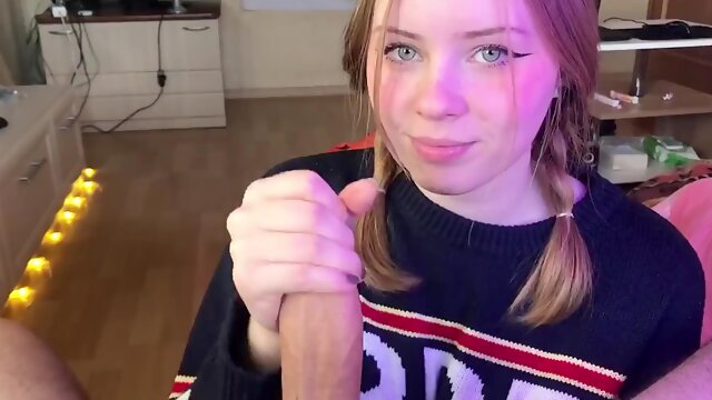 Une étudiante adolescente fait une pipe en désordre tout en ayant l'air si mignonne