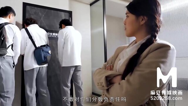 Chinesische Lehrerin wird von ihren energiegeladenen Schülern gangbanged