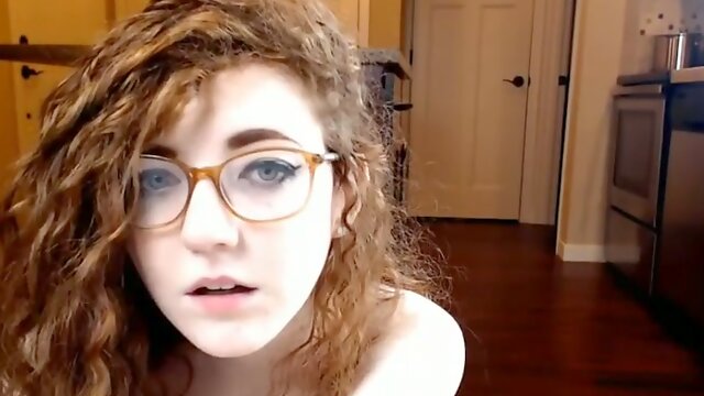 Zorra de cuatro ojos con pelo rizado es una masturbadora apasionada con un culo sexy