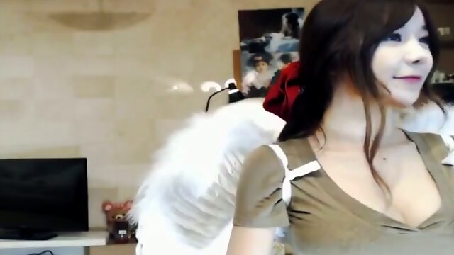 Pallid webcam slut dances seductively and flashes her Asian booty