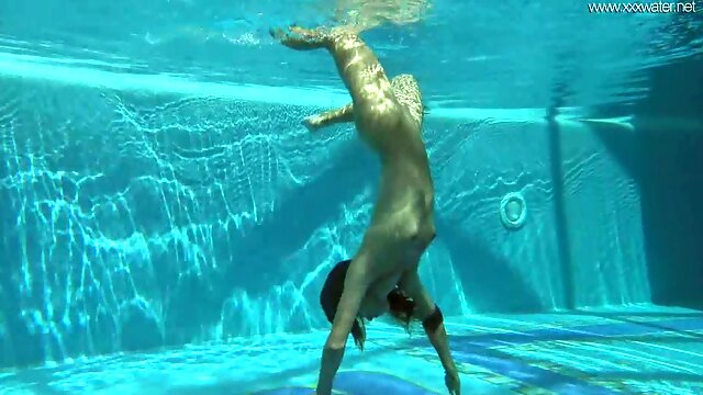 Sexy underwater solo show of long haired amateur babe is worth watching