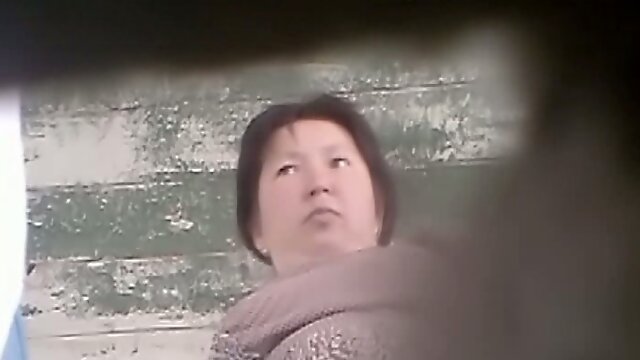 Mature Chinese woman got her pussy spied and filmed on cam