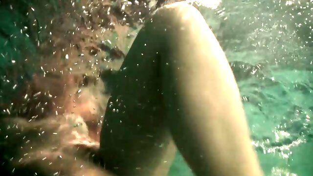 Sexy amateur Russian sweetie all naked underwater in the pool