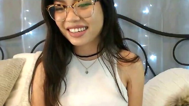 Hot Nerdy Babe Masturbating on Cam