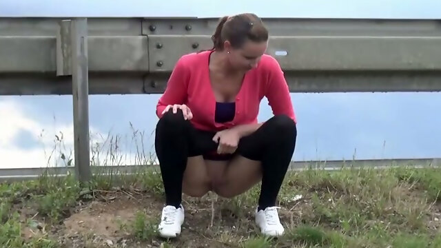 Horny amateur jogger pulls down her black pants to pee on the road