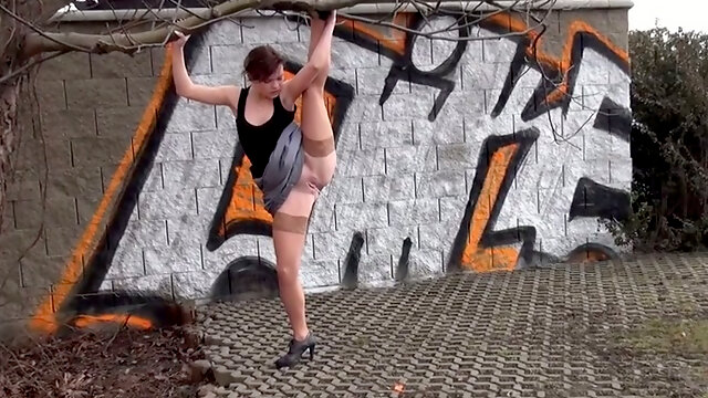 Rather flexible amateur black head pulls up one leg and pisses outdoors