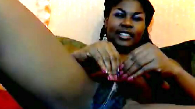 Dark skinned ebony webcam MILF shows her pink cunt and chocolate eye