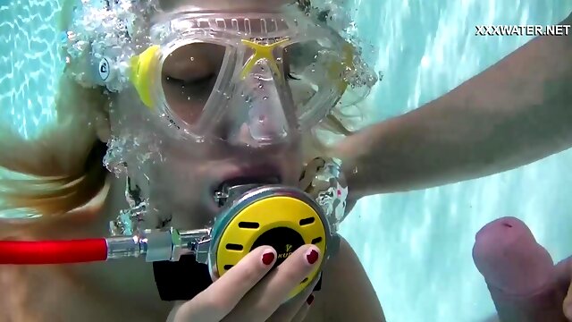 Swimming like a fucking mermaid Samantha Cruz gives a blowjob underwater