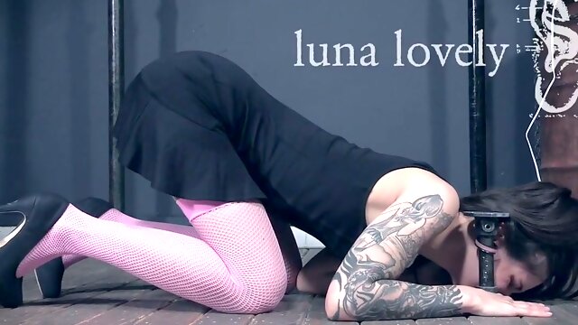 Naughty tattooed slut Luna Lovely deserves some brutal masturbation