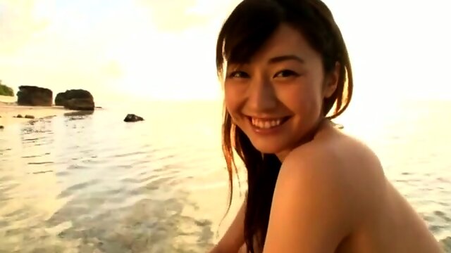 Pretty Asian girl Arisa Kuroda likes steamy webcam on the beach