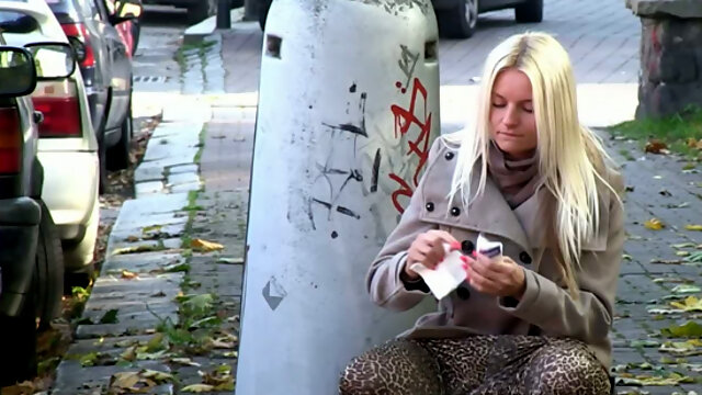 This naughty chick has the courage to pee on the street