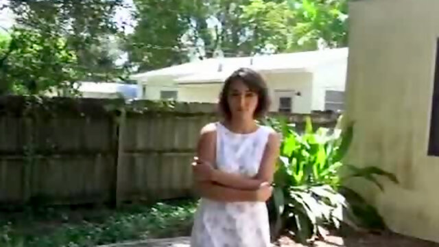 Die schmutzige Hausfrau mit schwarzem Kopf wird ihrem Mann im Freien einen saftigen Schwanz lutschen