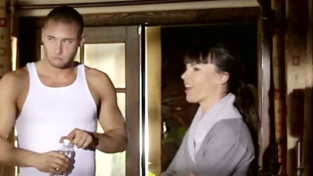 Muscle boy gets a blowjob from gorgeous brunette cougar