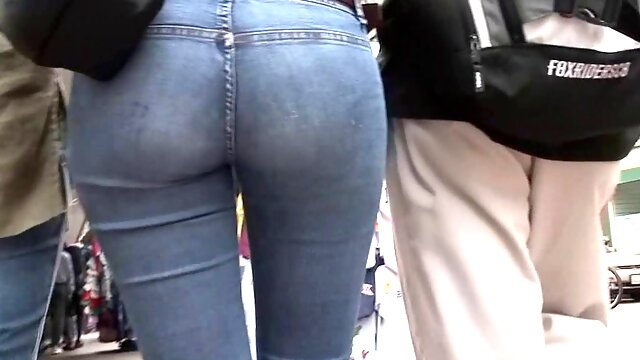 Teen morenita en jeans apretados