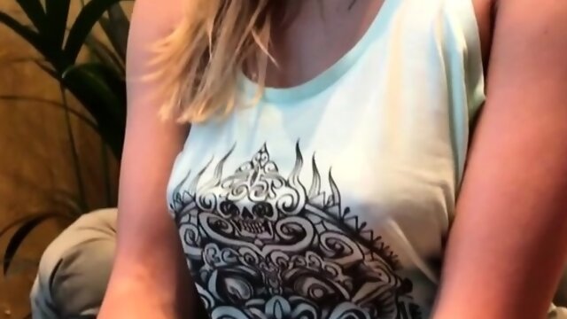 Sultry sweetheart Vanessa Decker fingered and licked