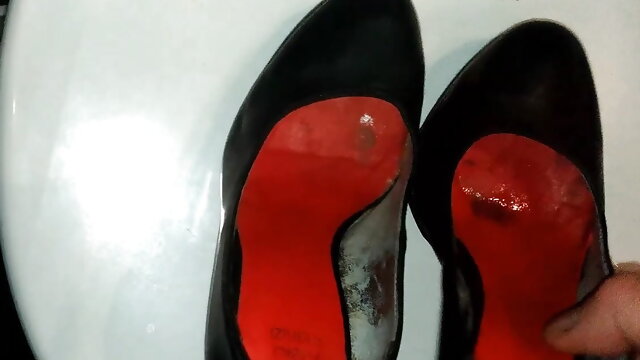 Cum inside smelly heels from friend's wife 