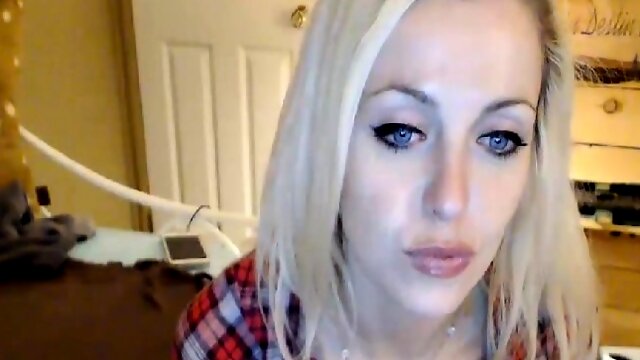 Sexy Petite Babe Babe Fingering her tight Pussy on Cam