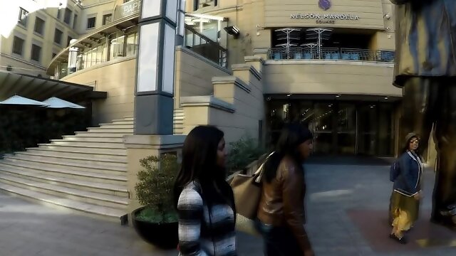 African roommates try scissoring 1st time