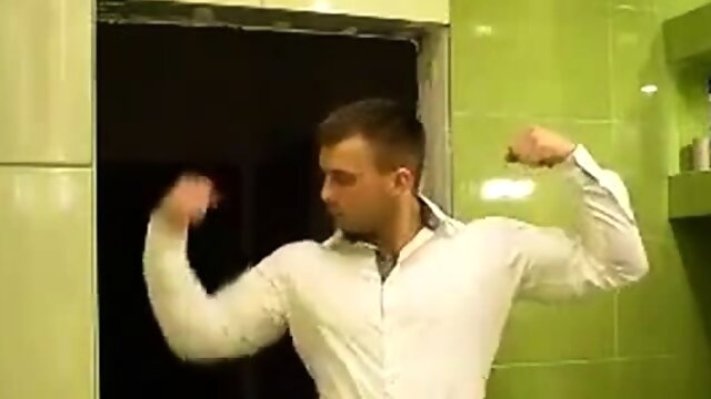 RUSSIAN BODYBUILDER STRIP AND CUM