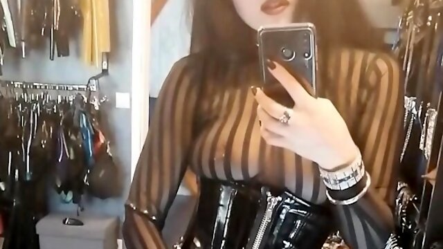 Amateur cd in latex masturbating dildoing